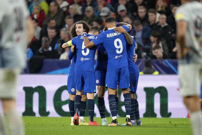 Para pemain Chelsea merayakan gol kedua timnya, yang dicetak oleh Kai Havertz pada pertandingan sepak bola grup E Liga Champions antara FC Salzburg dan Chelsea di stadion Salzburg di Salzburg, Austria, Selasa, 25 Oktober 2022. 