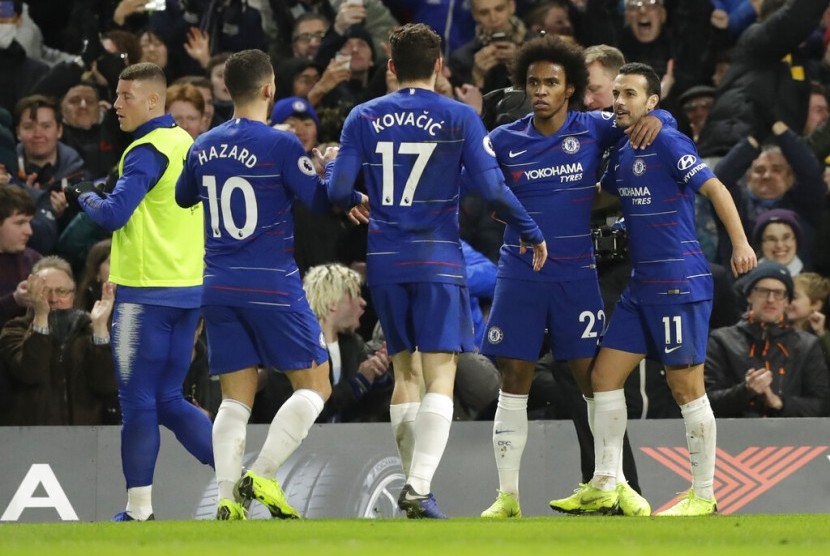 Para pemain Chelsea merayakan gol Willian (kedua kanan) pada laga Liga Primer Inggris lawan Newcastle, di Stamford Bridge, Ahad (13/1) dini hari WIB. Chelsea menang 2-1.