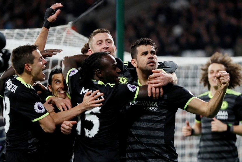 Para pemain Chelsea merayakan gol yang dicetak Diego Costa ke gawang West Ham United.