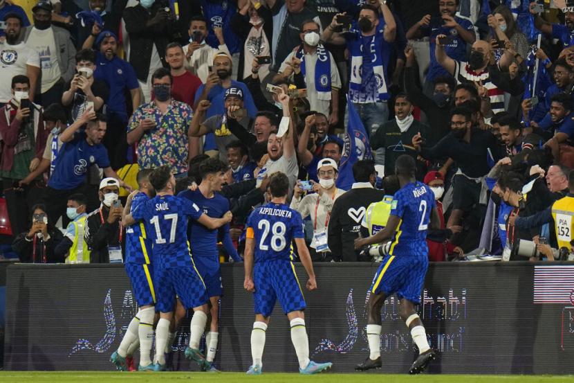 Para pemain Chelsea merayakan gol yang dicetak Kai Havertz (tengah) ke gawang Palmeiras pada final Piala Dunia Antarklub, Ahad (13/2/2022) dini hari WIB