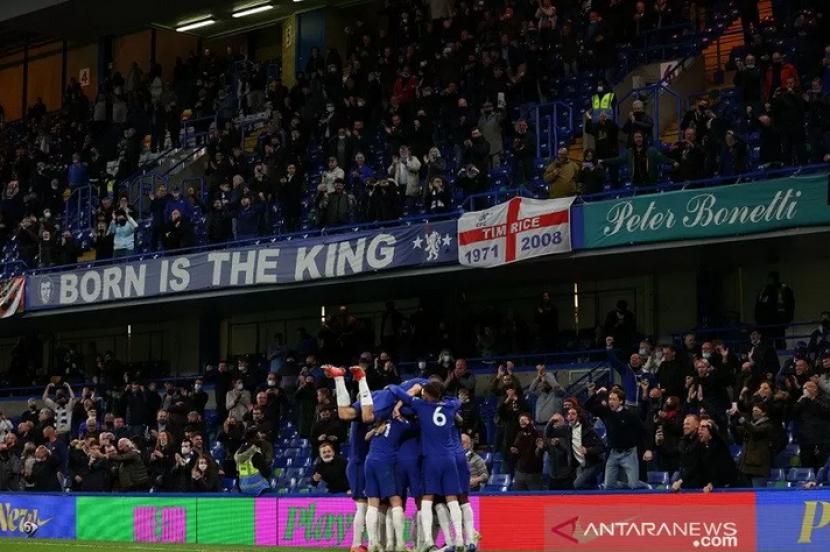 Para pemain Chelsea merayakan keberhasilan Jorginho mengkonversi tendangan penalti ke gawang Leicester City di hadapan para suporter yang secara terbatas sudah diizinkan menyaksikan langsung lanjutan Liga Inggris di Stadion Stamford Bridge, London, Inggris, Selasa (18/5/2021) waktu setempat. 