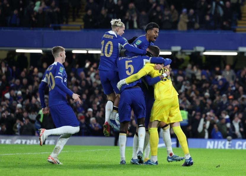 Para pemain Chelsea merayakan keberhasilan mengalahkan Newcastle United di Piala Carabao lewat adu penalti, Rabu (20/12/2023) dini hari WIB.