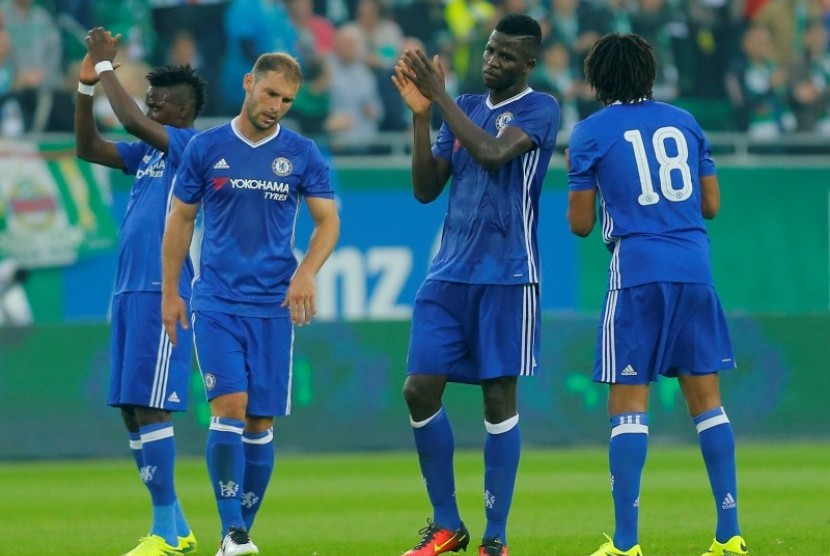 Para pemain Chelsea usai dikalahkan Rapid Vienna 0-2.