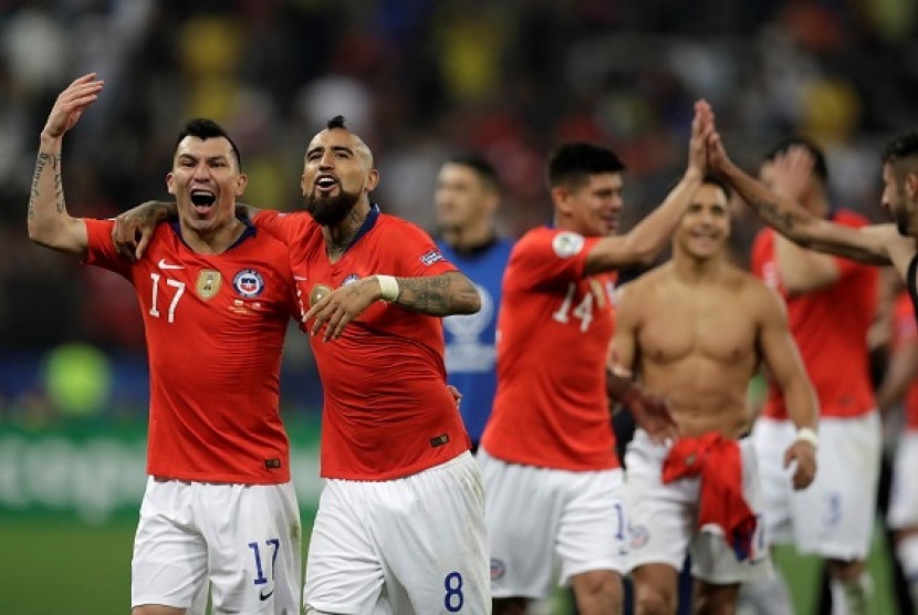 Para pemain Cile merayakan keberhasilan lolos ke semifinal Copa America 2019.