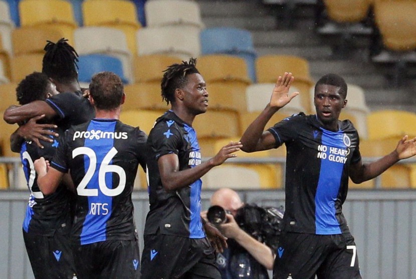 Para pemain Club Brugge merayakan gol ke gawang Dynamo Kiev.