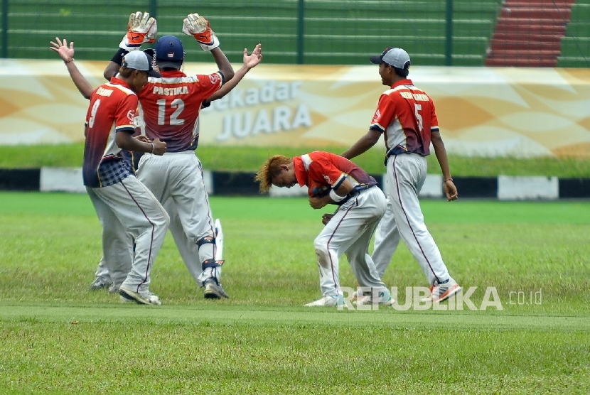 Para pemain Cricket Bali merayakan kemenangan pada final Cricket nomor twenty-twenty putra PON XIX 2016 di Stadion Siliwangi, Bandung, Selasa (27/9). 