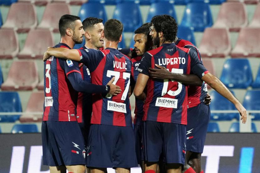 Para pemain Crotone merayakan gol Messias Junior ke gawang Spezia di Serie A Italia.