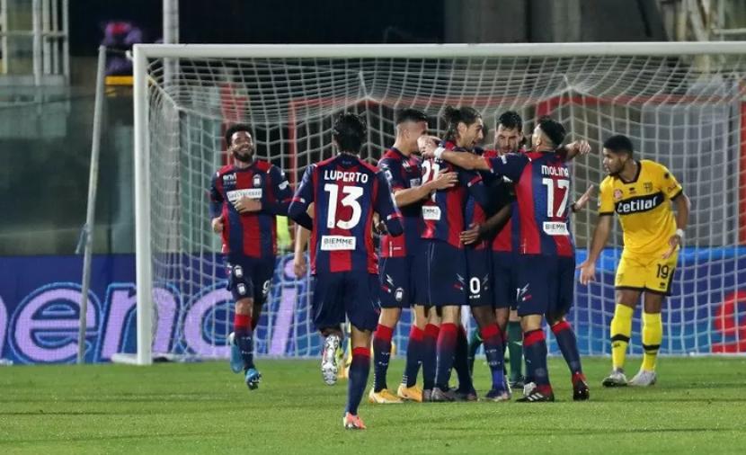 Para pemain Crotone merayakan gol yang tercipta ke gawang Parma pada pertandingan Liga Italia yang dimainkan di Stadion Ezio Scida, Crotone, Selasa (22/12/2020).