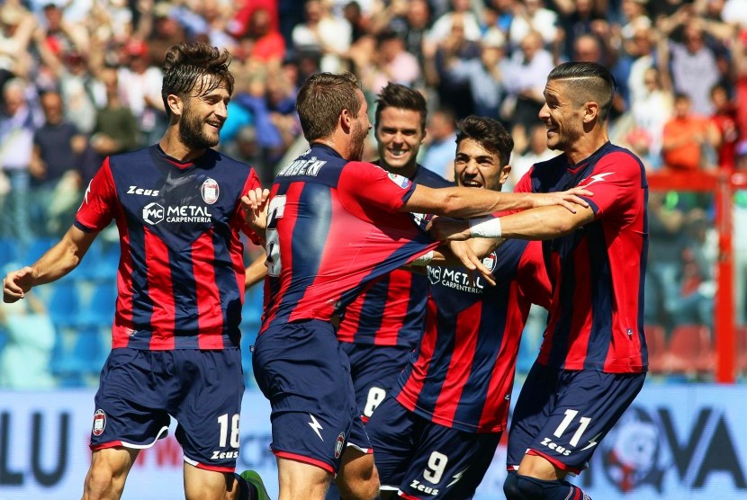 Para pemain Crotone pada sebuah laga Serie A akhir pekan lalu.