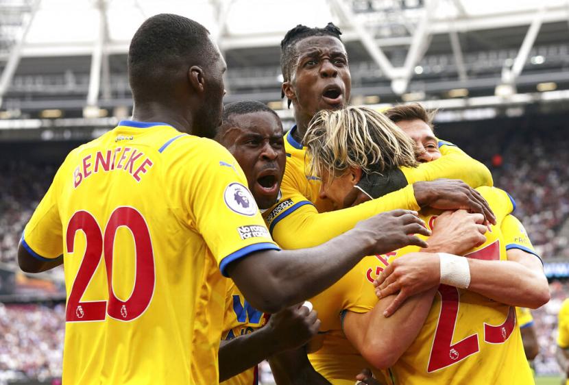 Para pemain Crystal Palace merayakan gol Conor Gallagher (kanan) ke gawang West Ham United.
