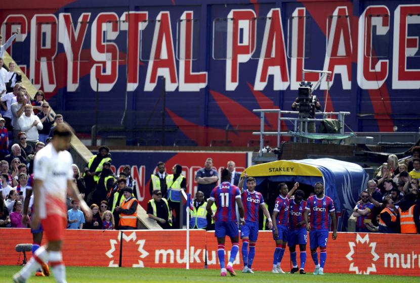 Para pemain Crystal Palace merayakan gol ke gawang West Ham United dalam lanjutan Liga Primer Inggris