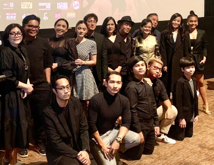 Para pemain dan kru film Inang dalam konferensi pers di XXI Epicentrum, Jakarta, Rabu (5/10/2022). 