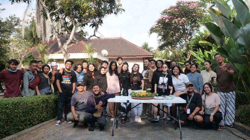Para pemain dan kru film Sajen Satu Suro di sela-sela proses syuting di Yogyakarta, Sabtu (14/10/2023).