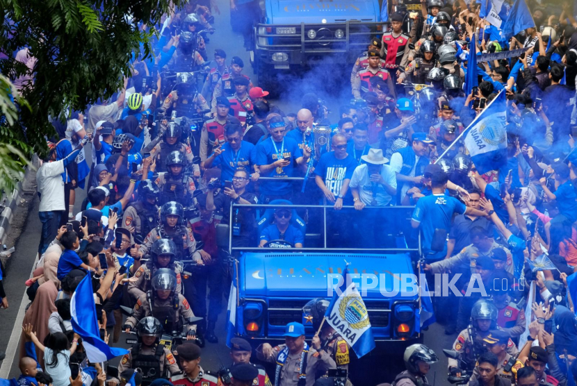 Para pemain dan official Persib Bandung mengikuti pawai Persib juara dari Balai Kota Bandung menuju Gedung Sate, Ahad (25/5/2025). 