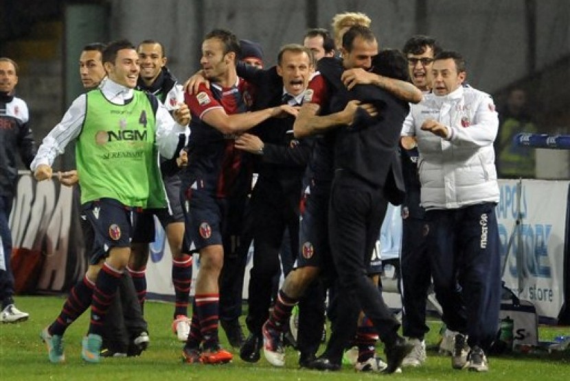 Para pemain dan ofisial Bologna merayakan kemenangan atas Napoli.