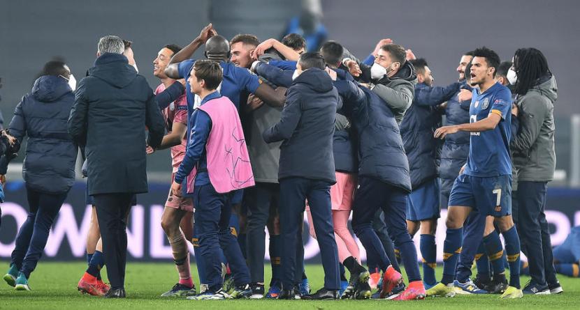 Para pemain dan ofisial Porto merayakan keberhasilan mendepak Juventus dari babak 16 besar Liga Champions.