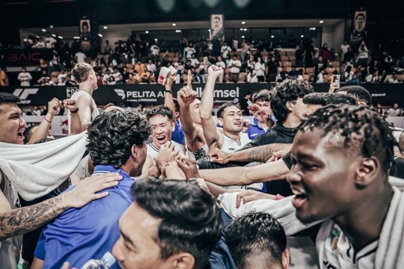 Para pemain dan ofisial Satria Muda Pertamina merayakan keberhasilan ke final IBL 2024 setelah mengalahkan Dewa United 2-0. Satria Muda menang 92-85 pada game kedua final four IBL 2024.