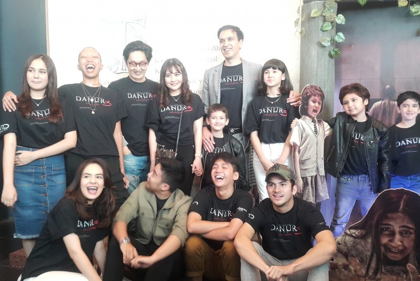 Para pemain dan pembuat film Danur 3: Sunyaruri saat peluncuran trailer di Jakarta