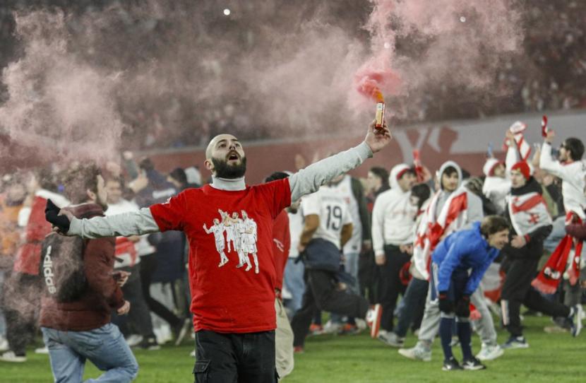 Para pemain dan penggemar Georgia merayakan keberhasilan memenangi play-off UEFA EURO 2024. Georgia mengalahkan Yunani 4-2 lewat adu penalti di Tbilisi, Georgia, Rabu (26/3/2024) dini hari WIB untuk berlaga pada Euro 2024 di Jerman pada musim panas ini. 