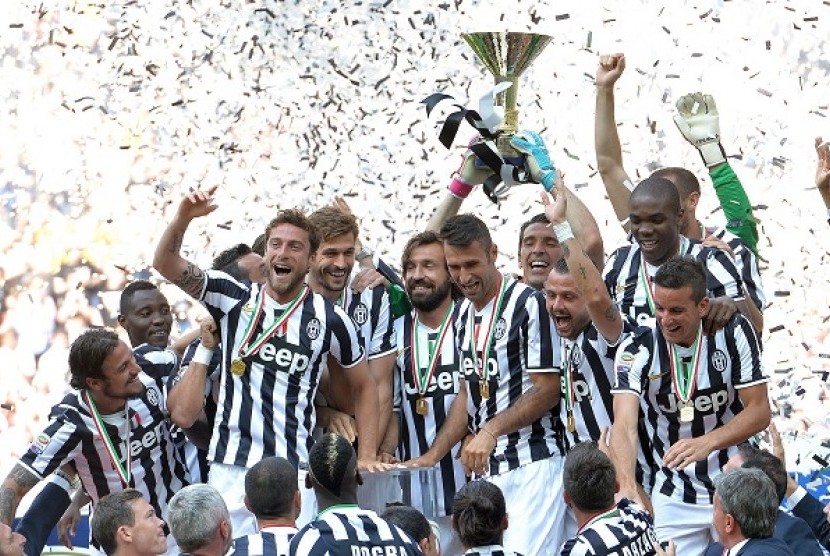 Para pemain dan staf Juventus merayakan keberhasilan mereka meraih juara Liga Italia