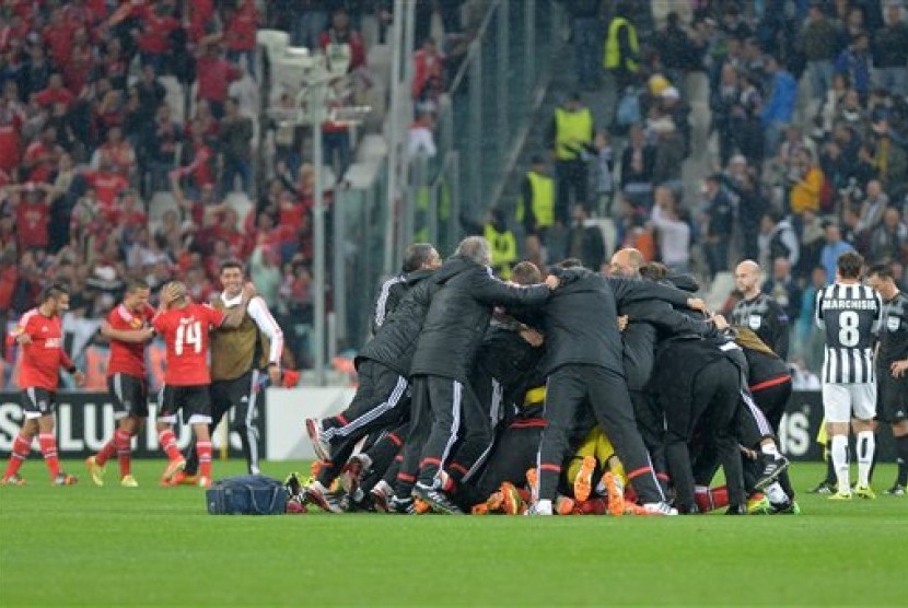 Para pemain dan staf pelatih Benfica merayakan keberhasilan menyingkirkan Juventus pada ajang Liga Europa.