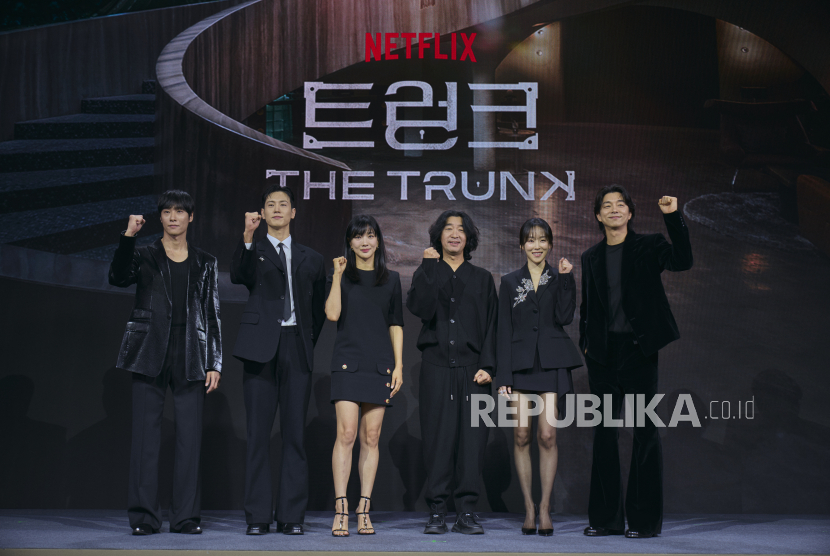 Para pemain dan sutradara berfoto saat konferensi pers drama Korea The Trunk pada Selasa (26/11/2024). The Trunk yang diperankan oleh Gong Yoo (pertama dari kanan) dan Seo Hyun-jin (kedua dari kiri) mulai tayang di Netflix pada 29 November.