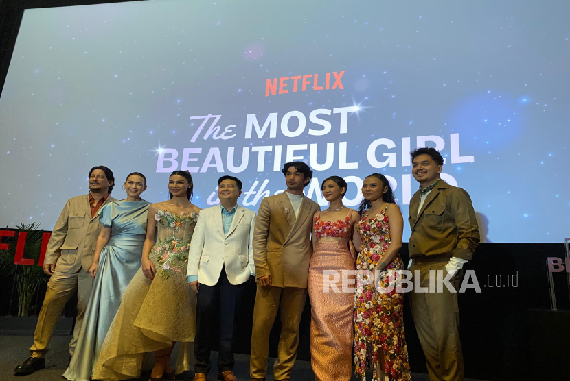 Para pemain dan sutradara film The Most Beautiful Girl in the World dalam konferensi pers di Metropole, Jakarta, Kamis (13/2/2025).