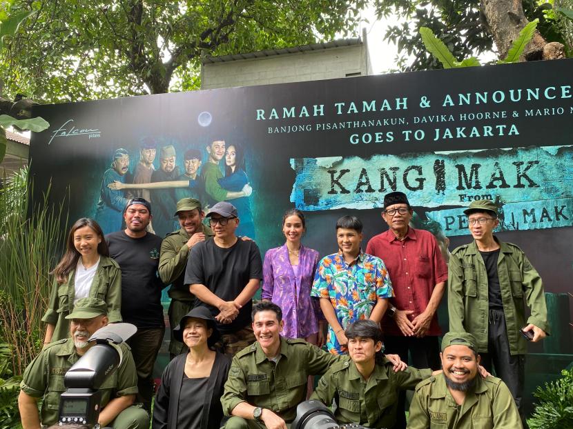 Para pemain dan tim produksi film Kang Mak From Pee Mak. Pemain film Pee Mak Thailand akan datang ke Indonesia untuk mendukung film Kang Mak.