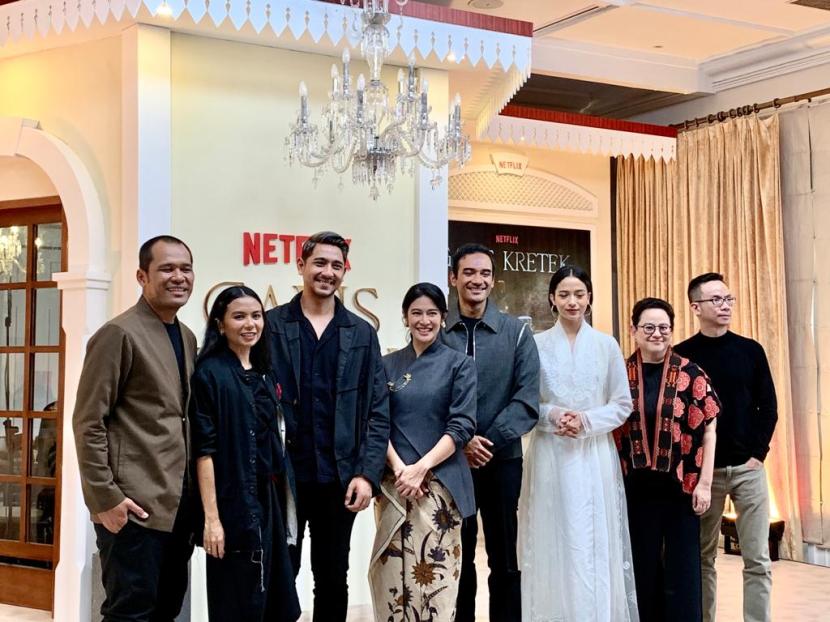 Para pemain dan tim produksi serial original Netflix Indonesia pertama “Gadis Kretek”, dalam konferensi pers di The Hermitage Jakarta, Rabu (1/11/2023).