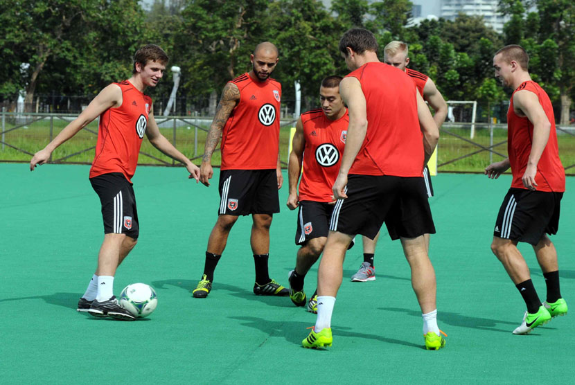 Para pemain DC United berlatih di Lapangan Hoki, Kompleks Gelora Bung Karno, Senayan, Jakarta, Rabu (4/12). 