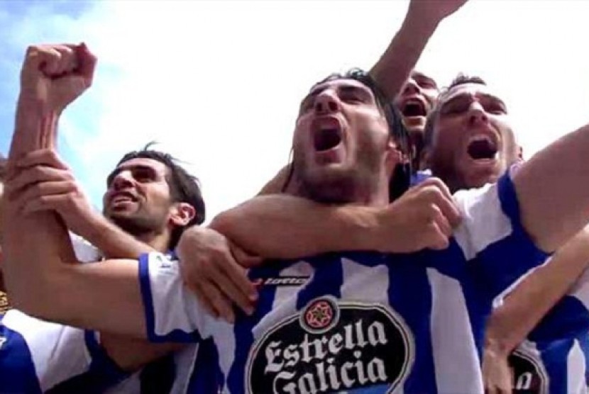 Para pemain Deportivo La Coruna merayakan kesuksesan kembali ke La Liga.