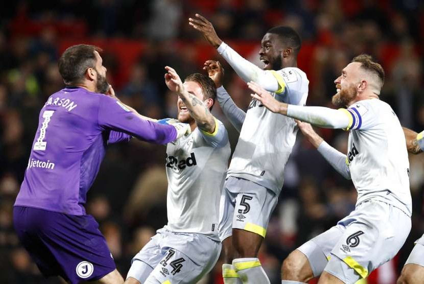 Para pemain Derby County merayakan keberhasilan menaklukkan Manchester United pada putaran ketiga Piala Liga Inggris, Rabu (26/9) dini hari WIB.