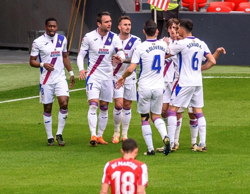  Para pemain Eibar merayakan gol Kike Garcia (kedua dari kiri) pada laga lanjutan La Liga melawan Athletic Bilbao di Stadion San Memes, Sabtu (20/3). Laga berakhir imbang 1-1. 