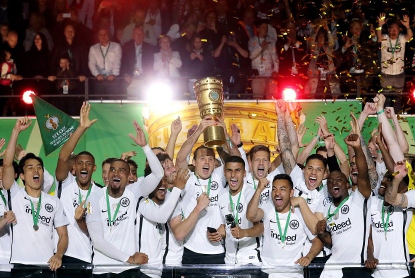Para pemain Eintracht Frankfurt merayakan gelar juara Piala Jerman.