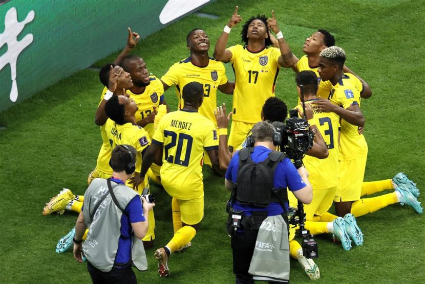 Para pemain Ekuador merayakan setelah mencetak gol pembuka pada pertandingan pembukaan grup A Piala Dunia FIFA 2022 antara Qatar dan Ekuador di Stadion Al Bayt di Al Khor, Qatar, Ahad, 20 November 2022. 