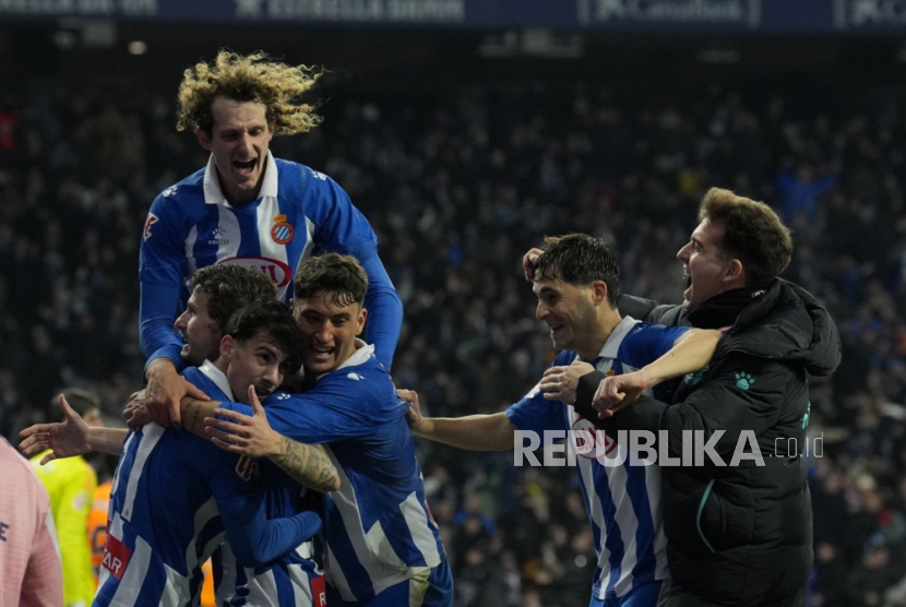 Para pemain Espanyol merayakan gol ke gawang Real Madrid dalam lanjutan La Liga Spanyol di Stadion RCD, Cornella El Prat, Katalunya, Ahad (2/2/2025) dini hari WIB.