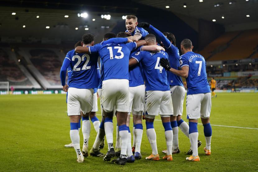 Para pemain Everton merayakan gol (ilustrasi). Everton mengalahkan Sheffield Wednesday 3-0 pada pertandingan babak keempat Piala FA.