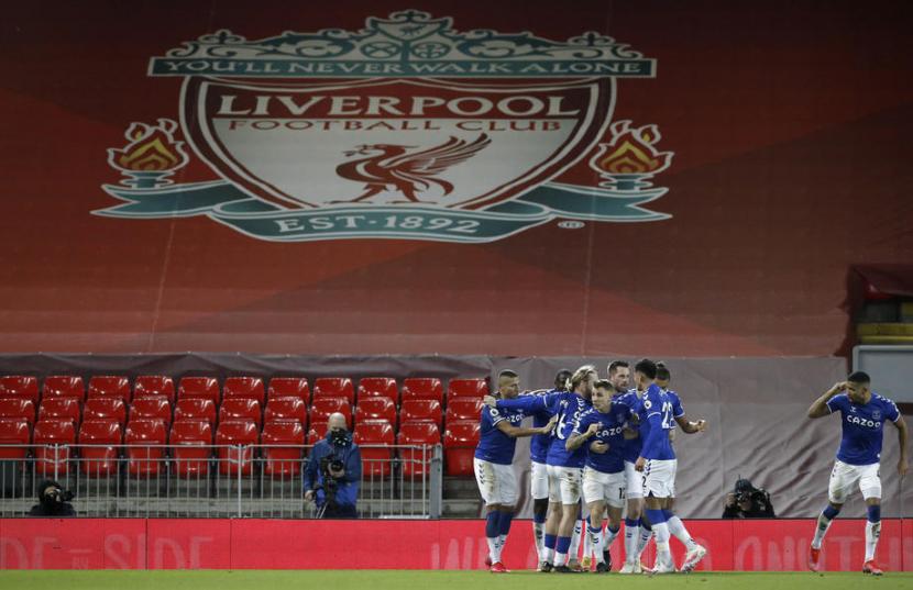 Para pemain Everton merayakan gol ke gawang Liverpool dalam pertandingan yang berlangsung di Anfield.