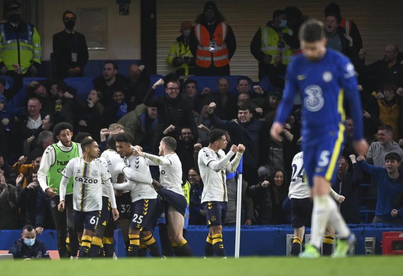 Para pemain Everton merayakan keberhasilan menjebol gawang Chelsea dalam lanjutan Liga Inggris di Stamford Bridge, Jumat (17/12) dini hari WIB. Pelatih Chelsea Thomas Tuchel menilai ini hasil yang aneh.