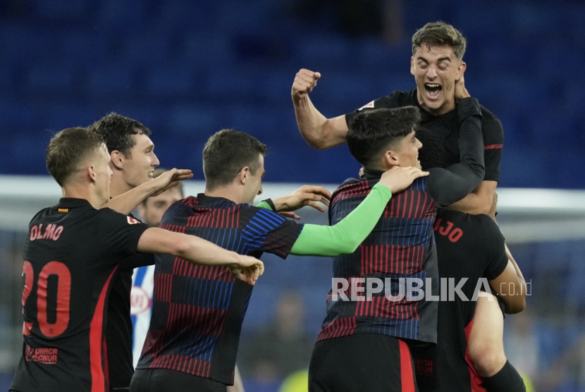 Para pemain FC Barcelona berselebrasi usai memastikan gelar juara La Liga Spanyol 2024/2025 setelah mengalahkan RCD Espanyol 2-0 ??di Cornella de Llobregat, Spanyol, Jumat (16/5/2025).