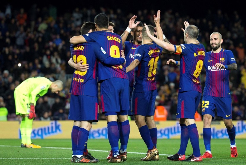 Para pemain FC Barcelona merayakan gol Luis Suarez ke gawang Deportivo La Coruna di Camp Nou, Barcelona, Katalunya, Spanyol, Senin (18/12) dini hari WIB. 