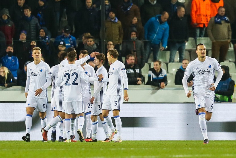 Para pemain FC Copenhagen merayakan gol pertama ke gawang Club Brugge pada laga Liga Champions di stadion Jan Breydel, Kamis (8/12) dini hari WIB. Copenhagen menang 2-0 pada laga ini. 