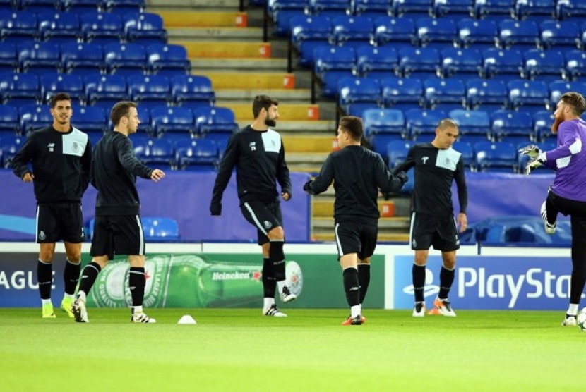 Para pemain FC Porto, termasuk Maxi Pereira (kedua kanan) terlihat berlatih di stadion King Power, Leicester, Senin (26/9). Porto akan bertanding melawan Leicester di laga Grup G Liga Champions, pada malam ini. 