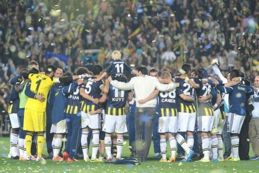Para pemain Fenerbache merayakan gelar Superlig Turki ke-19.