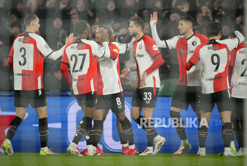 Para pemain Feyenoord merayakan gol ke gawang AC Milan pada leg pertama playoff babak 16 besar Liga Champions di Stadion De Kuip, Rotterdam, Kamis (13/2/2025) dini hari WIB.