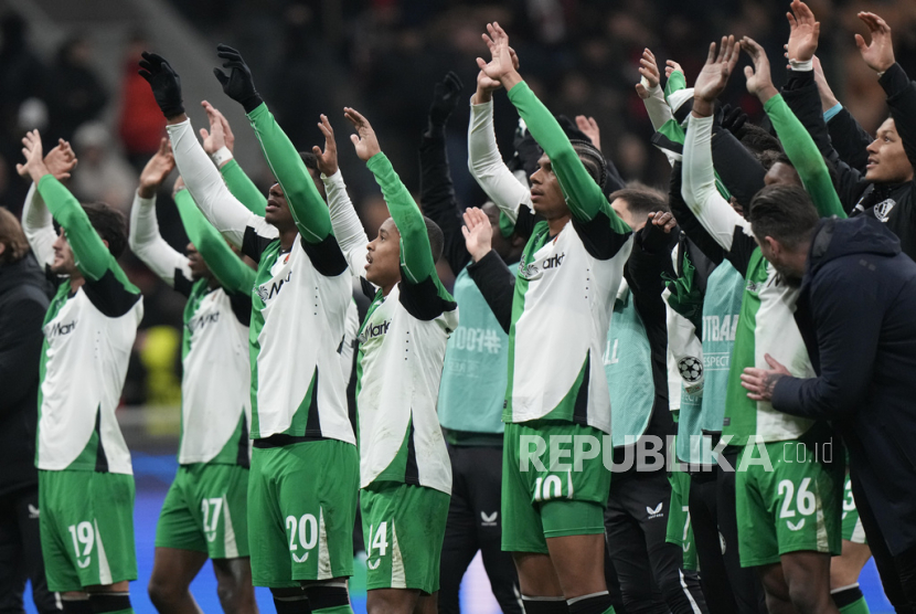 Para pemain Feyenoord merayakan keberhasilan lolos ke babak 16 besar Liga Champions. Feyenoord mengalahkan AC Milan dengan agregat 2-1 setelah bermain imbang 1-1 pada leg kedua playoff 16 besar di Stadion San Siro, Milan, Kamis (19/2/2025) dini hari WIB. setelah pertandingan playoff leg kedua Liga Champions antara AC Milan dan Feyenoord, di stadion San Siro di Milan, Italia, Selasa, 18 Februari 2025. 