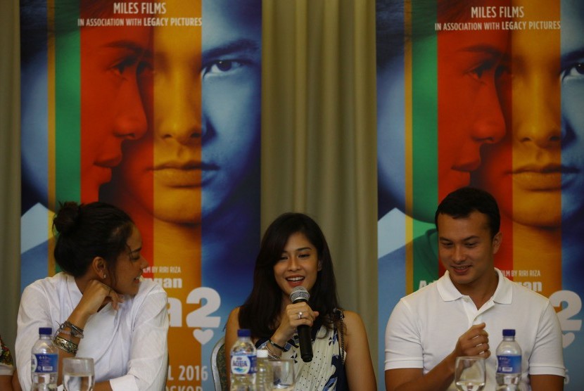 Para pemain film Ada Apa Dengan Cinta (AADC) 2, Adinia Wirasti (kiri) Dian Sastrowardoyo (tengah) dan Nicholas Saputra (kanan) menjawab pertanyaan wartawan saat jumpa pers jelang peluncuran AADC 2 di Yogyakarta, Jumat (22/4).