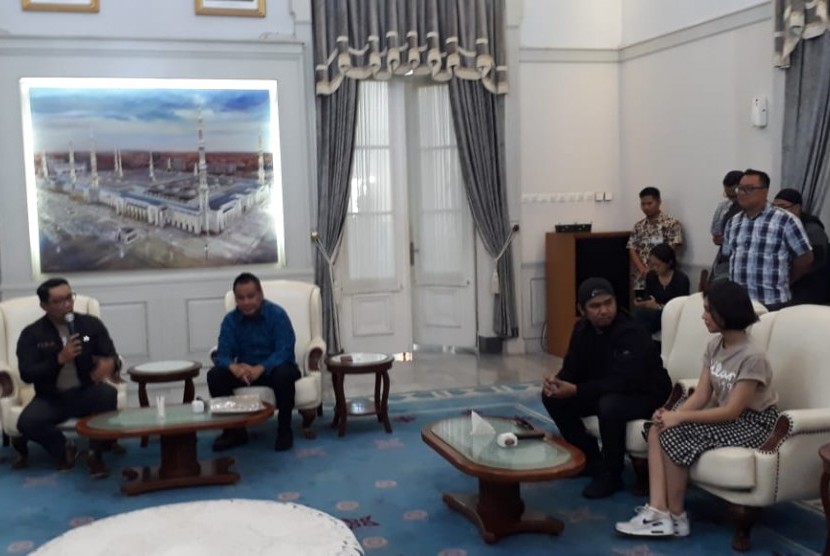 Para pemain Film Dilan, berkunjung ke rumah dinas Gubernur Jabar Ridwan Kamil, di Gedung Pakuan, Ahad (10/2). Rencananya, pada 24 Maret 2019 ini akan dijadikan Hari Dilan di Kota Bandung.