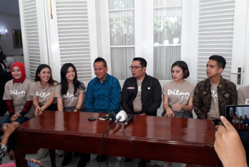 Para pemain Film Dilan, berkunjung ke rumah dinas Gubernur Jabar Ridwan Kamil, di Gedung Pakuan, Ahad (10/2). Rencananya, pada 24 Maret 2019 ini akan dijadikan Hari Dilan di Kota Bandung.