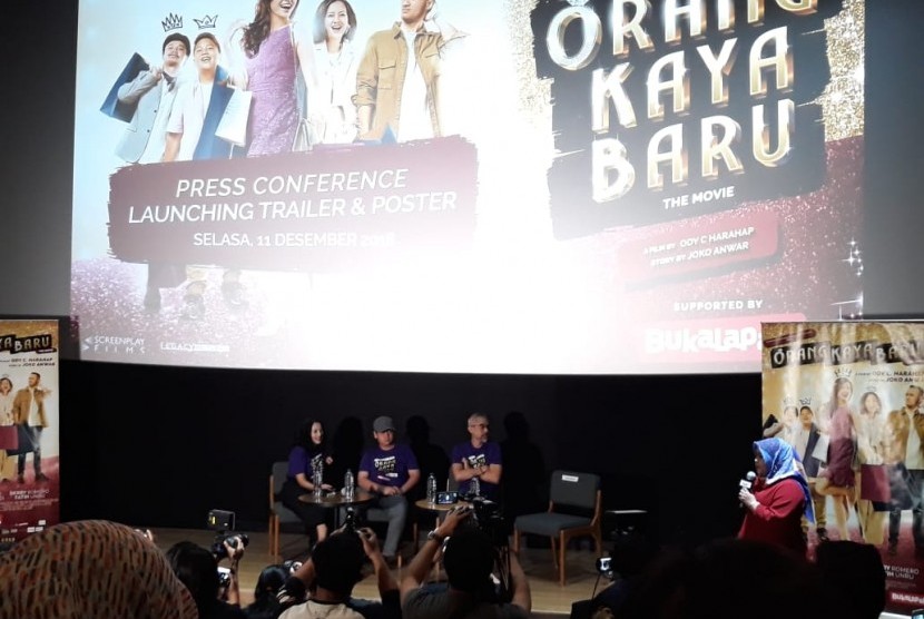 Para pemain film Orang Kaya Baru saat rilis poster dan trailer di Jakarta, Selasa (11/12).